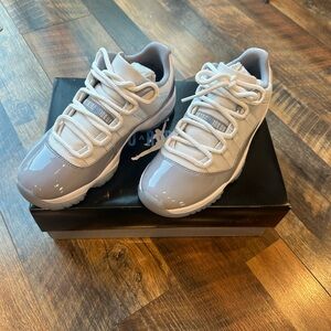 Air Jordan 11 Retro Low men’s size 8, white/university blue